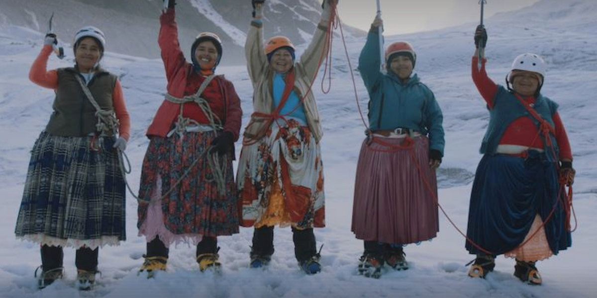 Группа из пяти коренных женщин народности Аймара (из Боливии). Фото Aconcagua Online