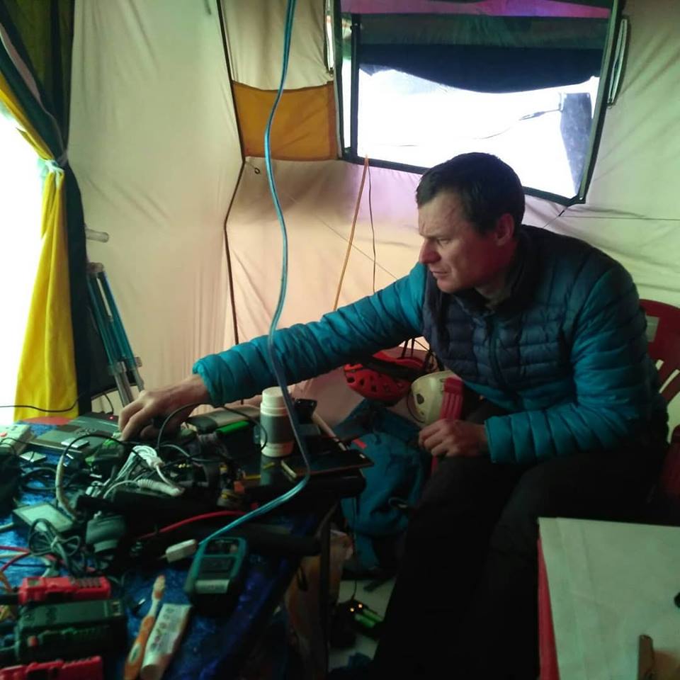Артём Браун - лидер команды в базовом лагере. Фото Василия Пивцова и Дмитрия Муравьева