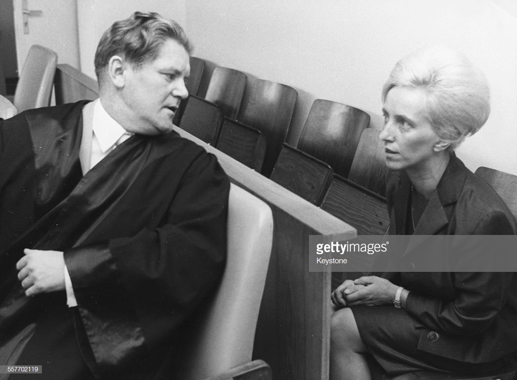 Дейзи Воог (Daisy Voog) со своим адвокатом доктором Пелка (Dr Pelka) во время судебного заседания по обвинению в мошенничестве со стороны работодателей 23 июня 1965 года. (Фото: Keystone / Hulton Archive / Getty Images)