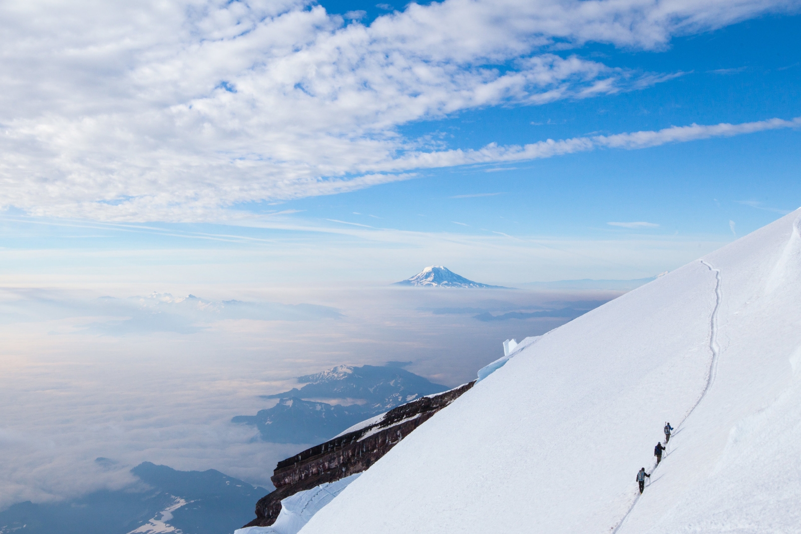 Спуск с вершины горы Рейнир (Mount Rainier). Фото Matt McDonald, 63mph . com