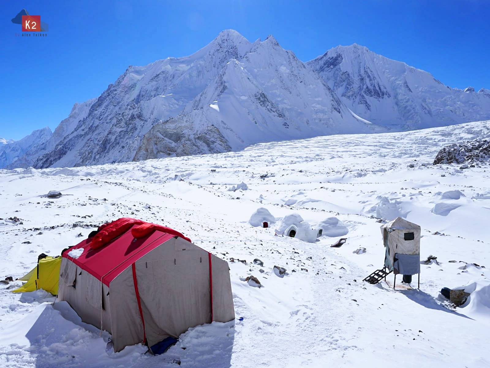 Базовый лагерь на восьмитысячнике К2. Фото Alex Txikon