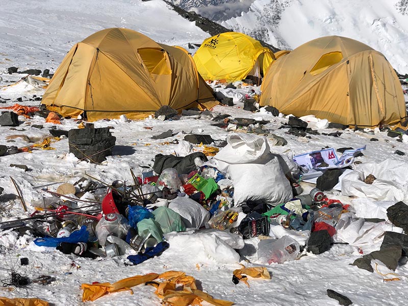Мусор на Эвересте. Фото the himalayan times
