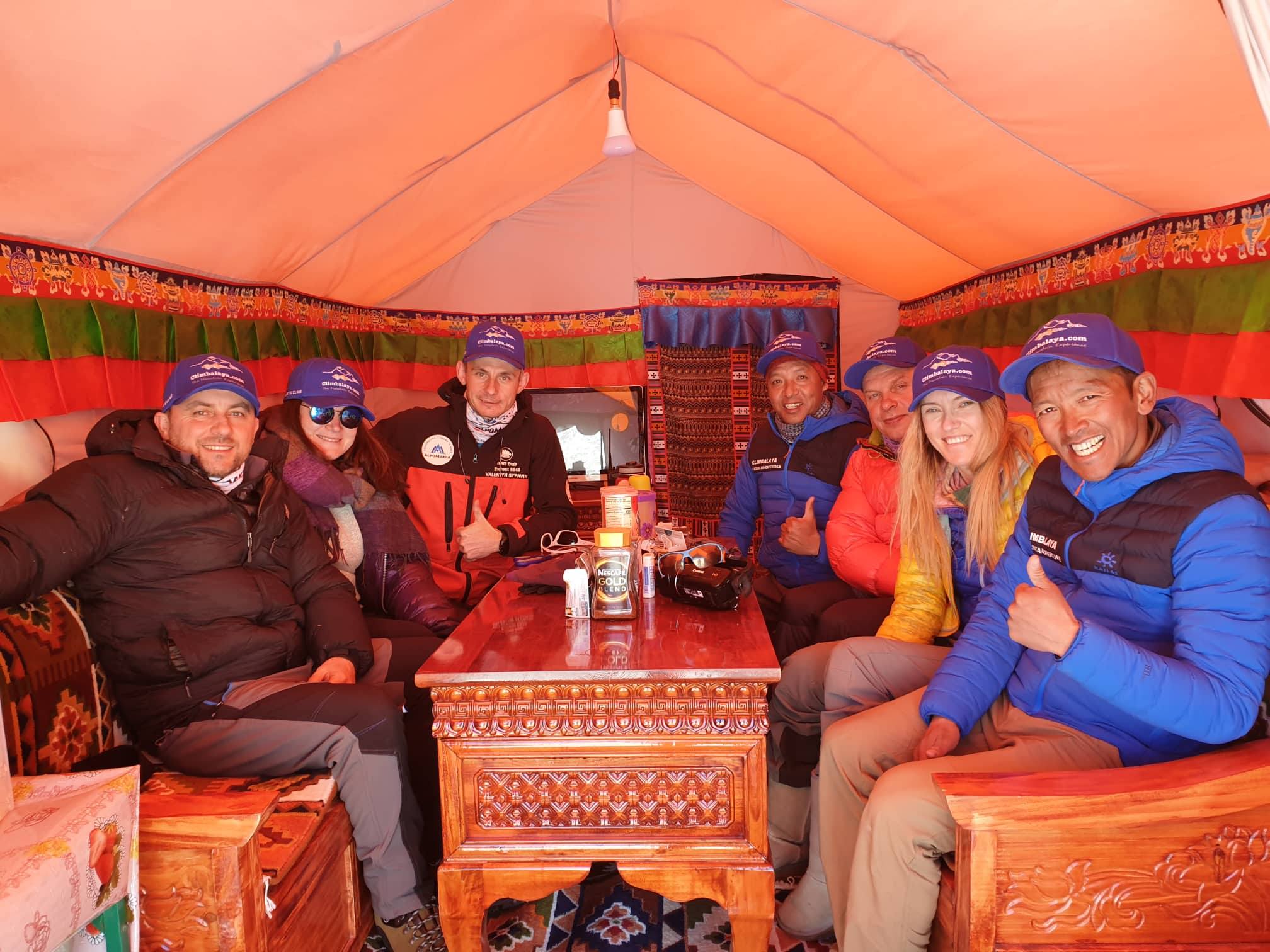 Команда в базовом лагере Эвереста. 18 апреля 2019 года. Фото Валентин Сипавин