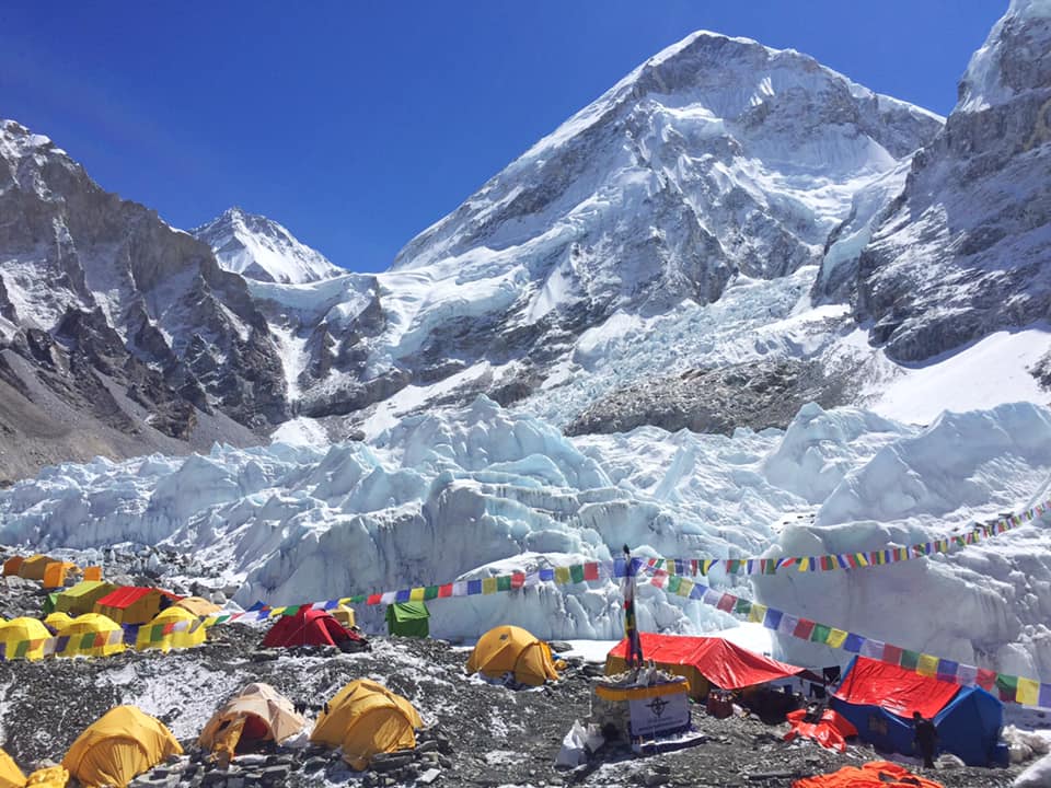Базовый лагерь у подножия Эвереста и Лхоцзе. Фото Андрей Вергелес