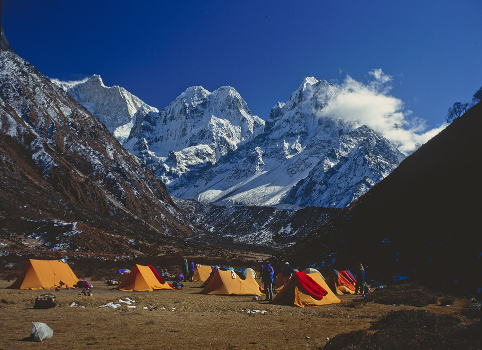 Базовый лагерь у горы Хамбачен (Khambachen), высотой 7784 метров.
