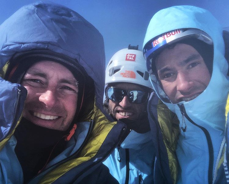 Давид Лама (David Lama), Хансйорг Ауэр (Hansjorg Auer) и Джесс Роскелли (Jess Roskelley) на вершине горы горе Хоус Пик (Howse Peak, 3295 метров). Фото из телефона Джесса Роскелли 