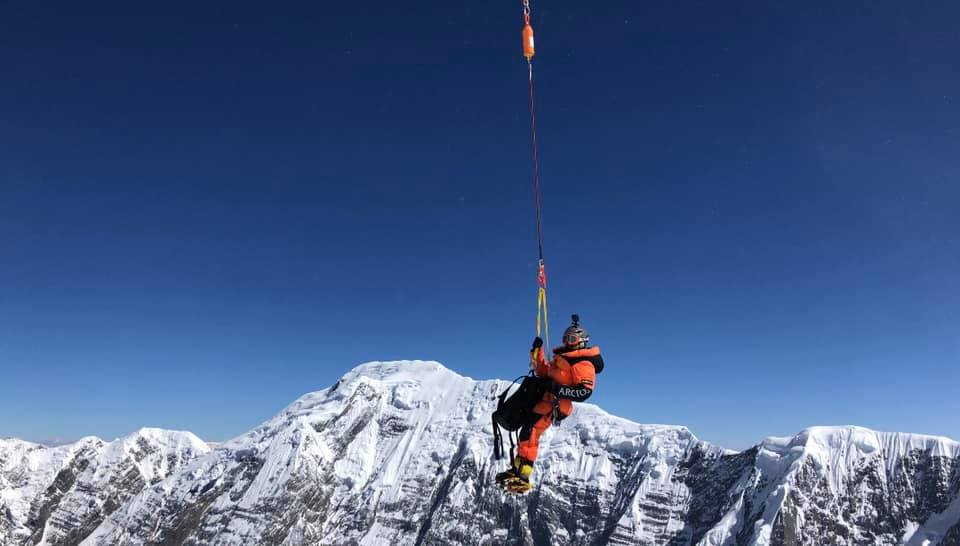 Спасение малазийского альпиниста на Аннапурне. Один из спасателей спускается к пострадавшему. Фото Mingma David Sherpa 
