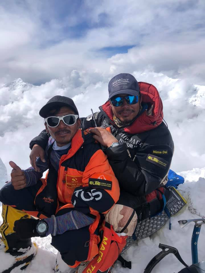 Нирмал Пуржа (Nirmal Purja) и Мингма Давид (Mingma David) на вершине Аннапурны. 23 апреля 2019 года. Фото Hakon Asvang/Facebook