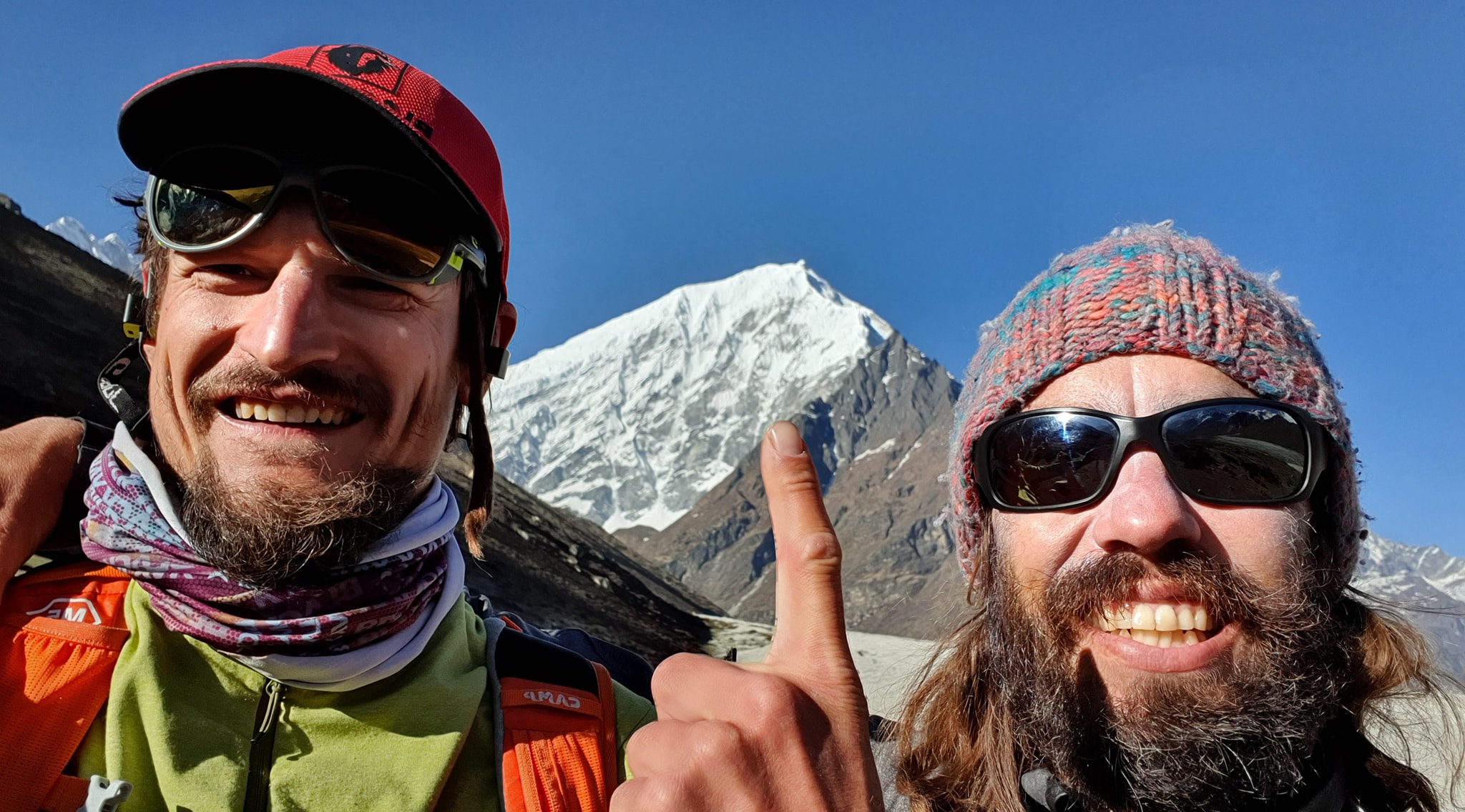 Адам Белецкий (Adam Bielecki) и Феликс Берг (Felix Berg) на фоне Лангтанг Лирунг (Langtang Lirung, 7227 м). Фото Adam Bielecki 