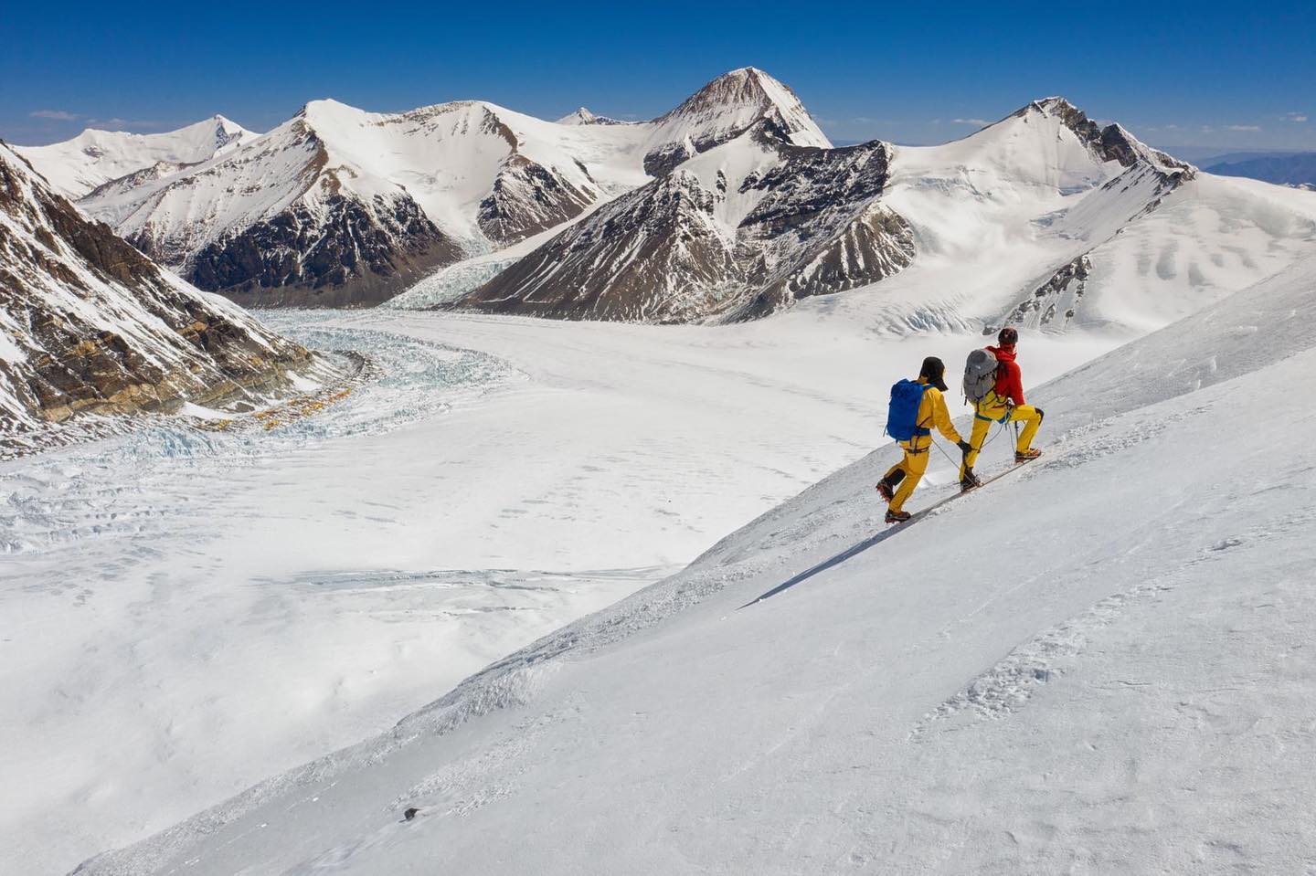 Кори Ричардс (Cory Richards) и Эстебан "Топо" Мена (Esteban "Topo" Mena) во время акклиматизационного выхода на Эверест. Жёлтые точки на фото - палатки передового базового лагеря. Фото Keith Ladzinski