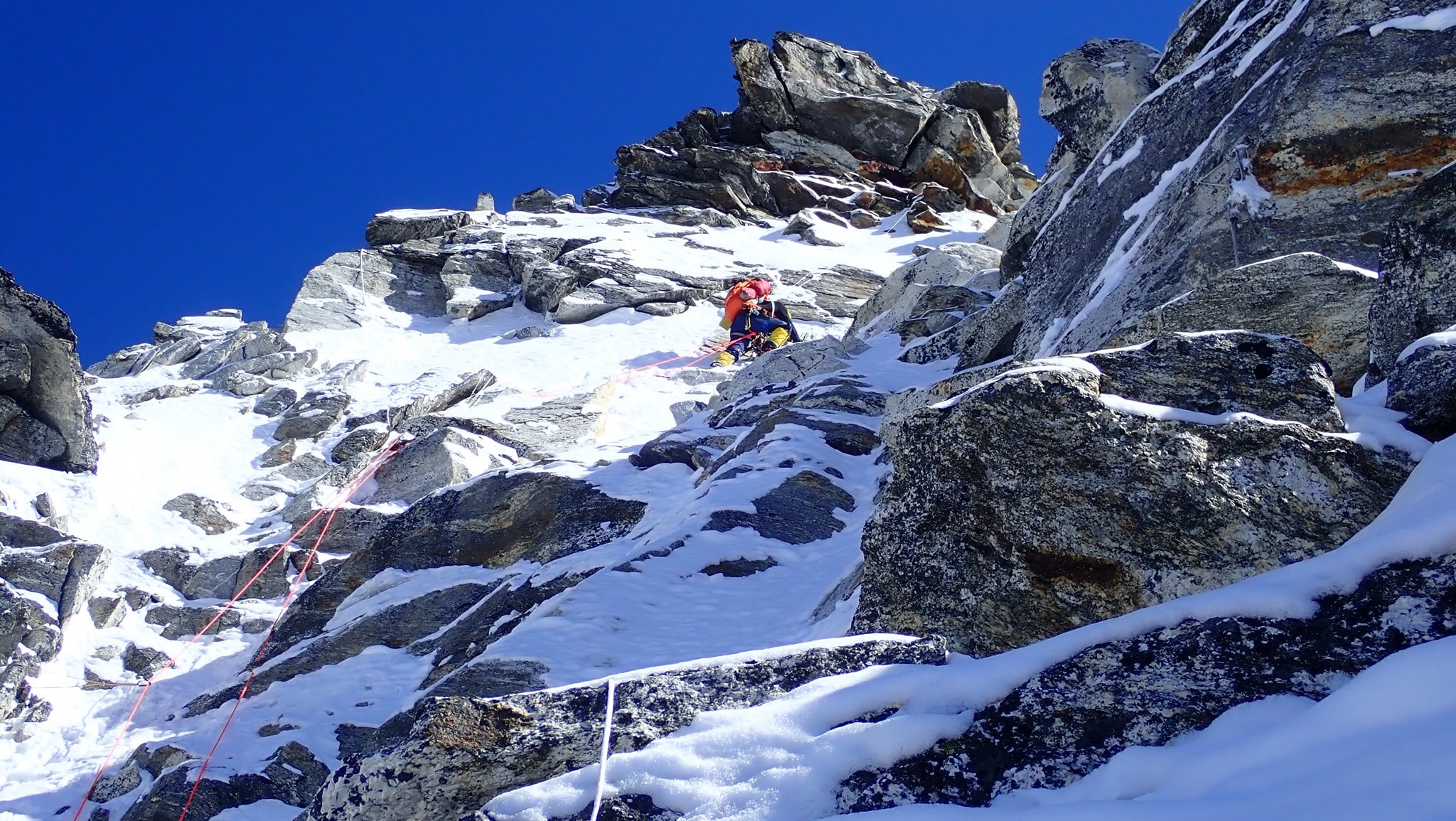 Адам Белецкий (Adam Bielecki) и Феликс Берг (Felix Berg) на маршруте к вершине Лангтанг Лирунг (Langtang Lirung, 7227 м). Отметка 5600 метров. Фото Adam Bielecki 