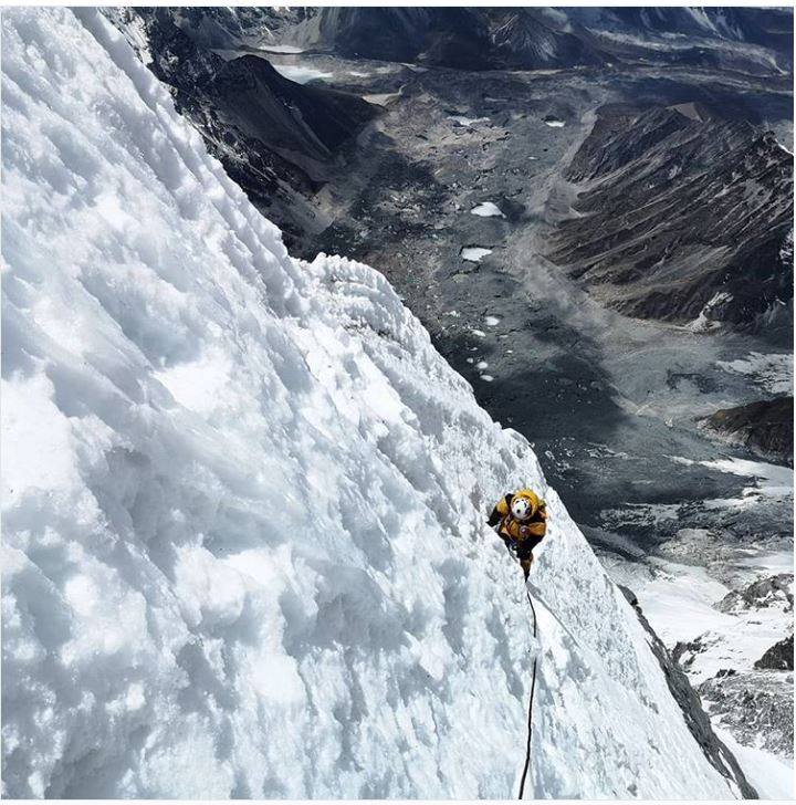 восхождение в четвертый высотный лагерь на южной стене Лхоцзе. Фото Lhotse South Face facebook . com
