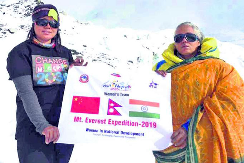 Кальпана Дас (Kalpana Das) справа на фото в базовом лагере Эвереста