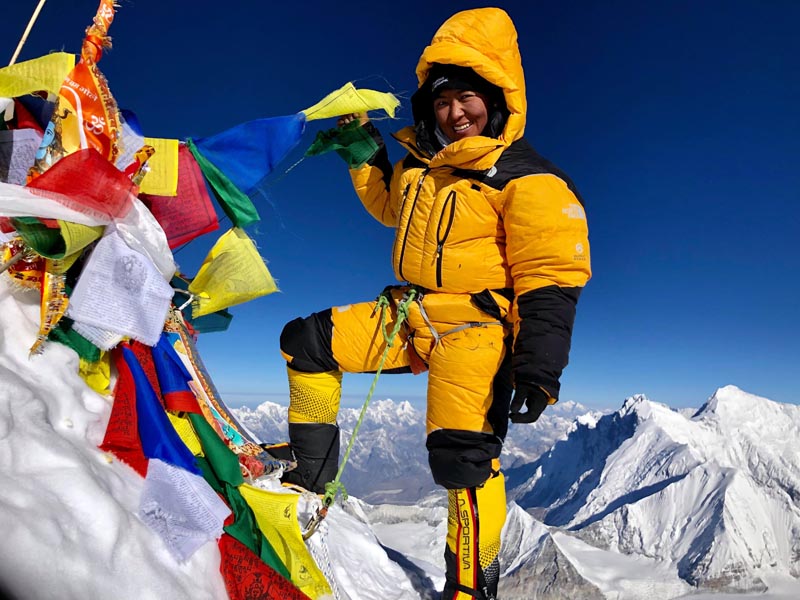 Дава Янгзум Шерпа (Dawa Yangzum Sherpa) на вершине Макалу. Фото Dawa Yangzum Sherpa