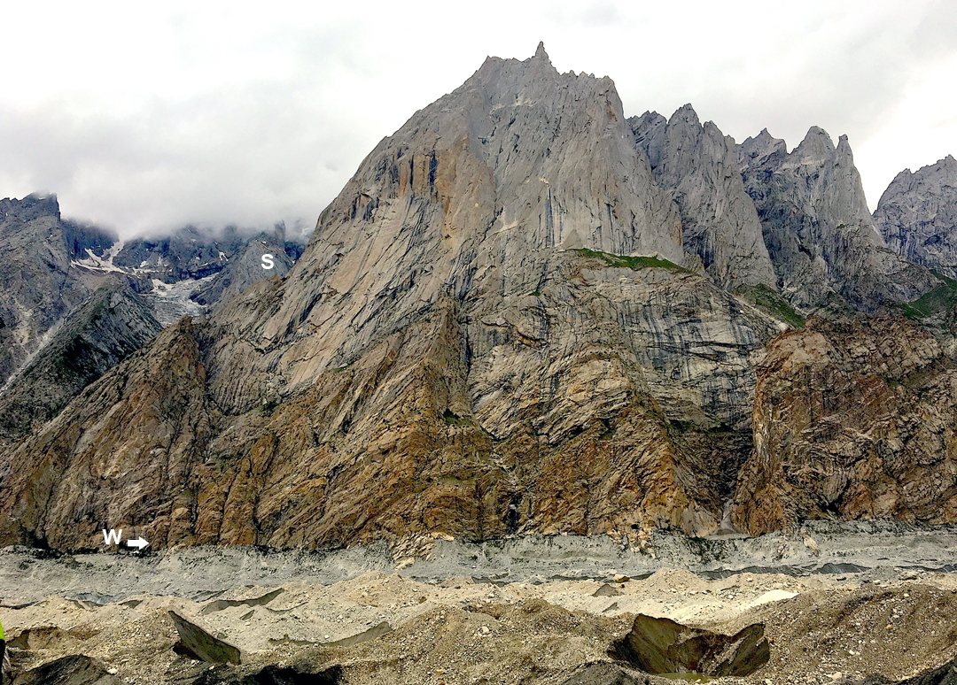 пик Элисон (Alison Peak) высотой около 5100 метров, вид с восточной стороны. Фото: AAJ / Gian Luca Cavalli 