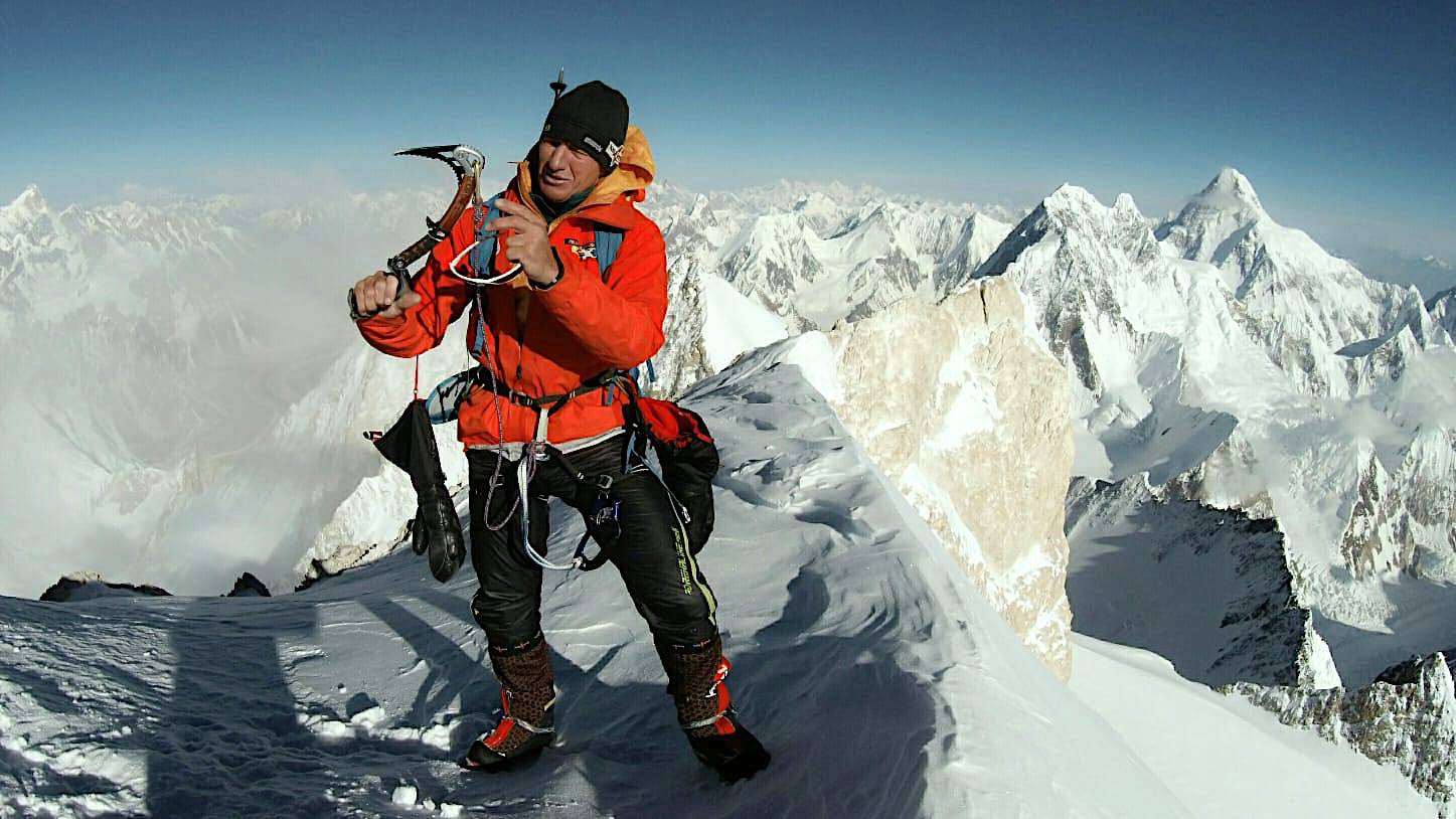 Денис Урубко на вершине Гашербрум II (Gasherbrum II, 8034 м) во время акклиматизационного восхождения по стандартному маршруту. июль 2019