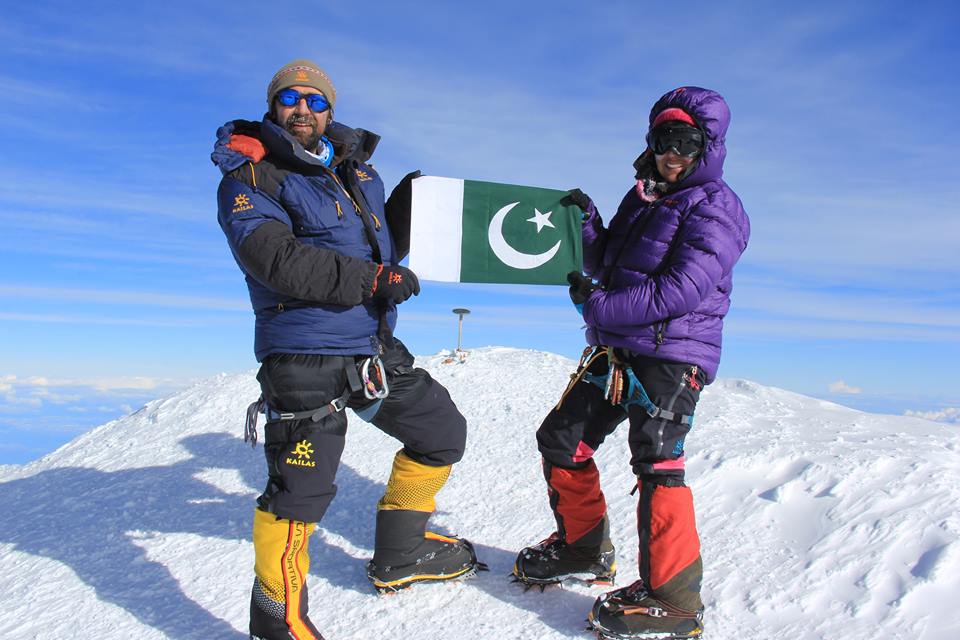 Мирза Али (Mirza Ali) и Самина Баиг  (Samina Baig) на вершине Денали