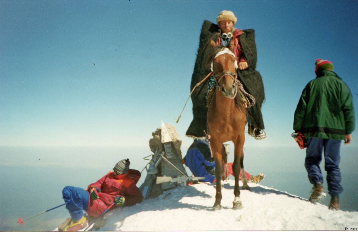 В 1999 году было совершено первое восхождение на западную вершину Эльбруса на лошадях