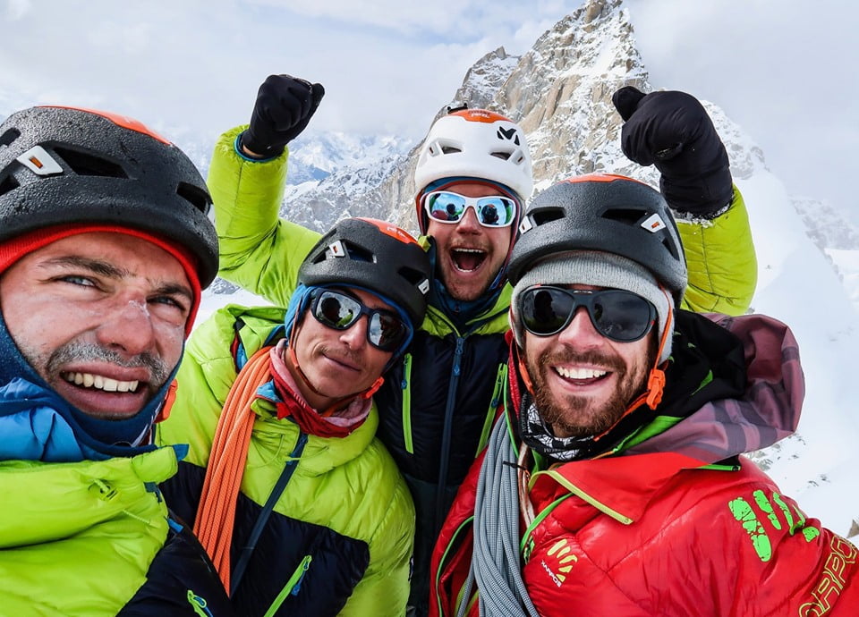 Саймон Вельфингер (Symon Welfringer), Ойрелан Вайссер (Aurélien Vaissière), Пьеррик Фин (Pierrick Fine) и Антони Ролле (Antoine Rolle) на вершине пика Ришт (Risht Peak) выстой 5960 метров, что расположен в конце одноименного ледника долины Ярхун в Пакистане.