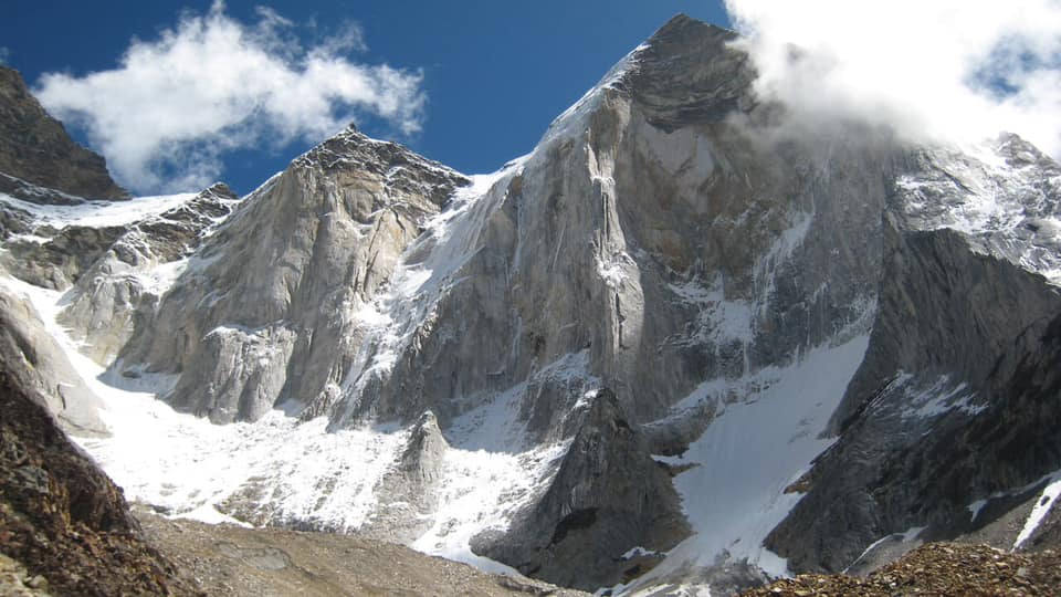 западная стена горы Бхагирати IV (Bhagirati IV) высотой 6193 метр