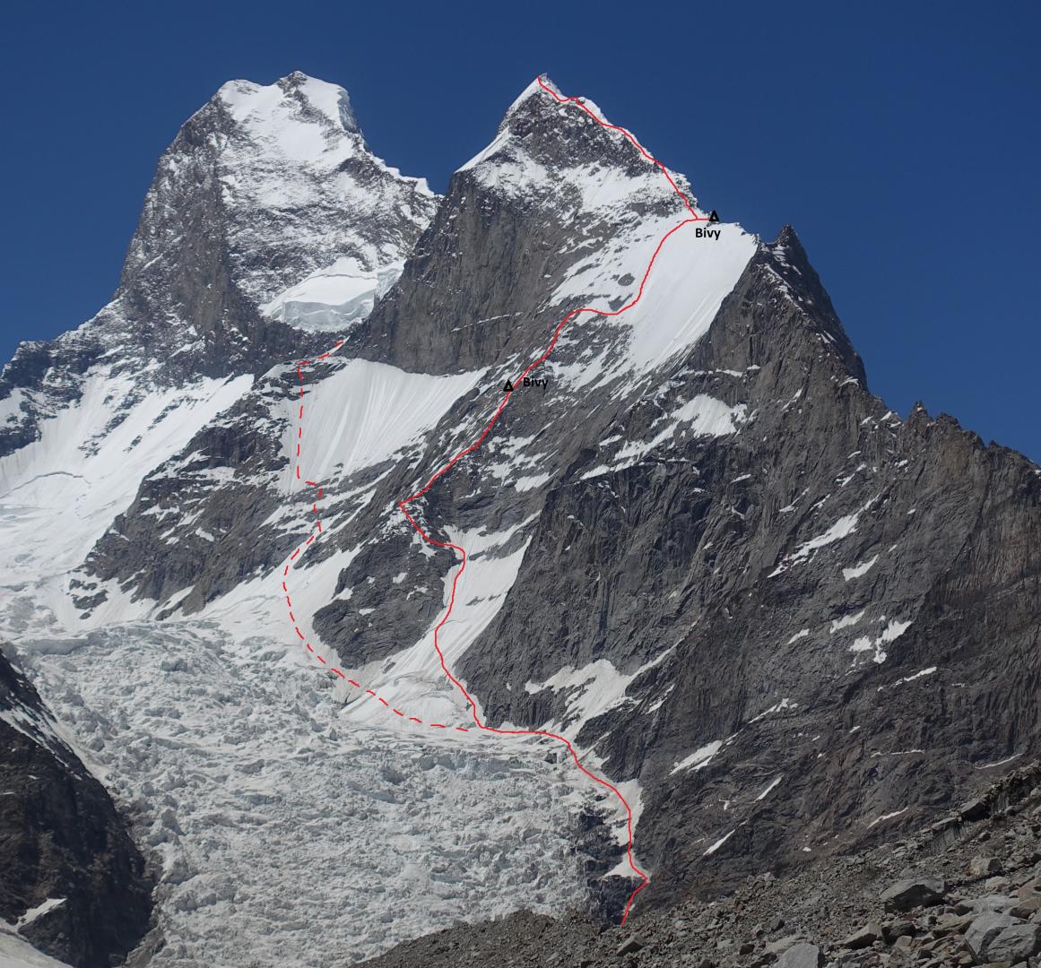 Маршрут на вершину  пика Black Tooth высотой 6718 метров. Музтаг Тауэр (Muztagh Tower) на фото слева