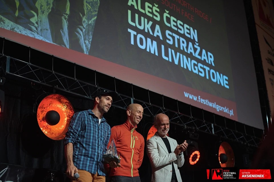 Алес Чезен (Ales Cesen, Словения), Том Ливингстон (Tom Livingstone, Великобритания) и Лука Стражар (Luka Stražar, Словения) получают награду "Золотой Ледоруб" 2019