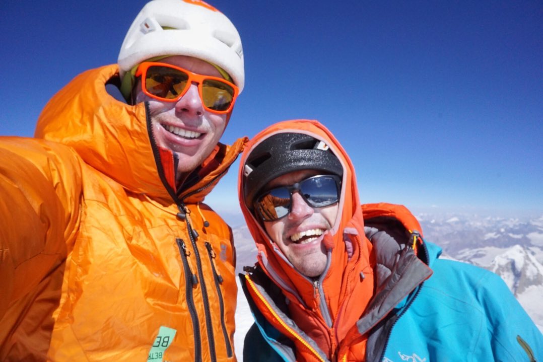 Алистер Джеймс Суинтон (Alastair James Swinton) и Томас Майкл Ливингстон (Thomas Michael Livingstone) на вершине горы Койо-Зом  (Koyo Zum, 6872 метра). Фото Tom Livingstone