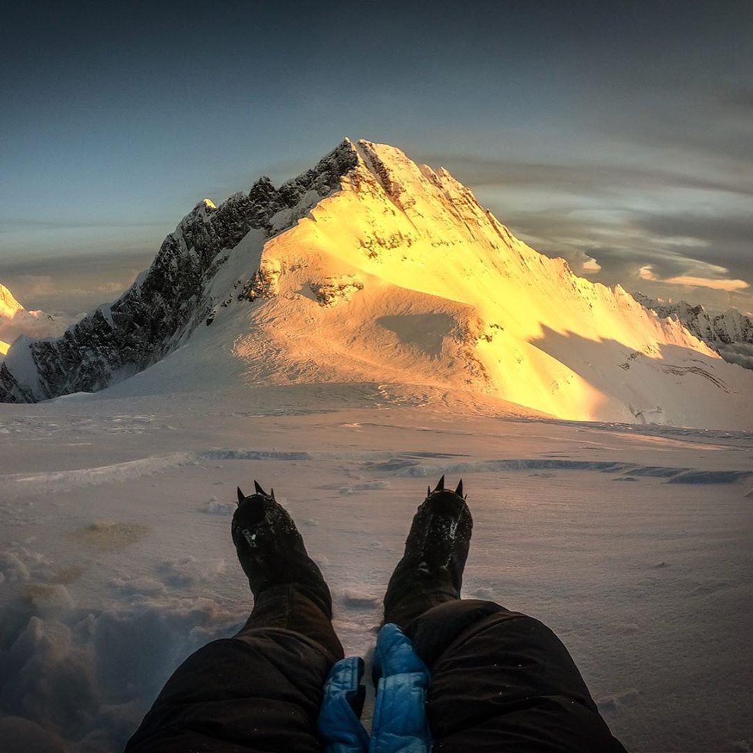 Килиан Джорнет (Kilian Jornet) на отметке ~8300 метров на Эвересте. Вид на восьмитысячник Лхоцзе. октябрь 2019