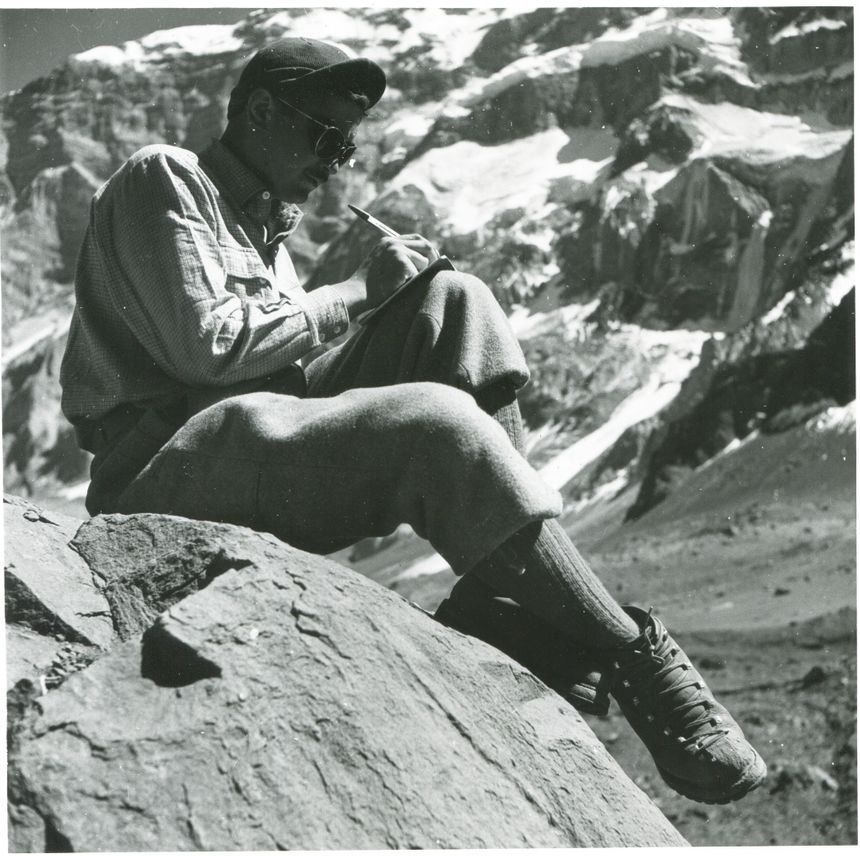 Робер Параго (Robert Paragot) пишет письмо у подножия Аконкагуа. 1954 год