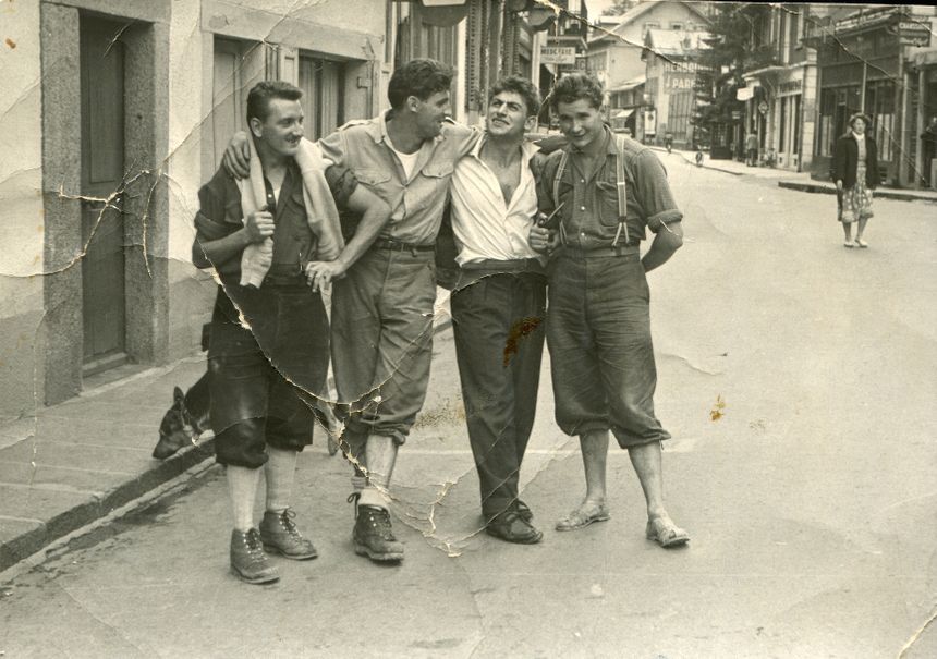  Пьер Лесюёр (Pierre Lesueur) Генри Лесюёр (Henri Lesueur), Люсьен Берардини (Lucien Bérardini) и Робер Параго (  Robert Paragot) в Шамони. 1950-ые годы