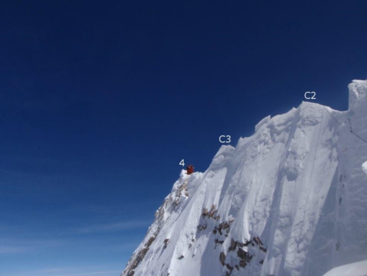 Последние 20 метров перед истинной вершиной Манаслу (точка 4 на фото). Photo: Guy Cotter/Adventure Consultants