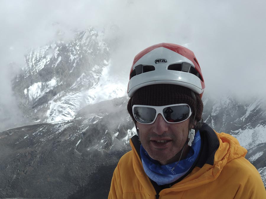 Фелипе Вальверде во время восхождения на Чукима-Го (6257 м)