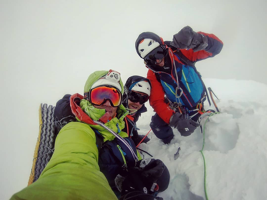 Пьеррик Файн (Pierrick Fine),  Этьен Журне (Étienne Journet) и Жорди Ножур (Jordi Noguere) на вершине  китайской горы Гросвенор (Grosvenor, 6376 м)