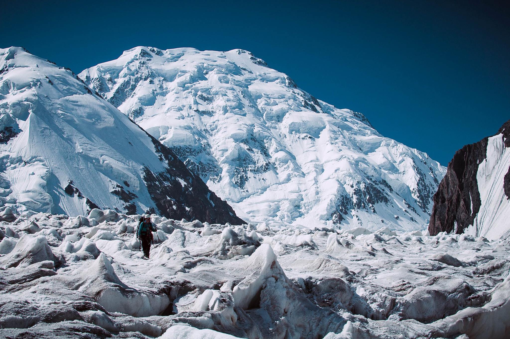 пик Гармо, 6602м с ледника Бивачный. Фото Александр Павлов