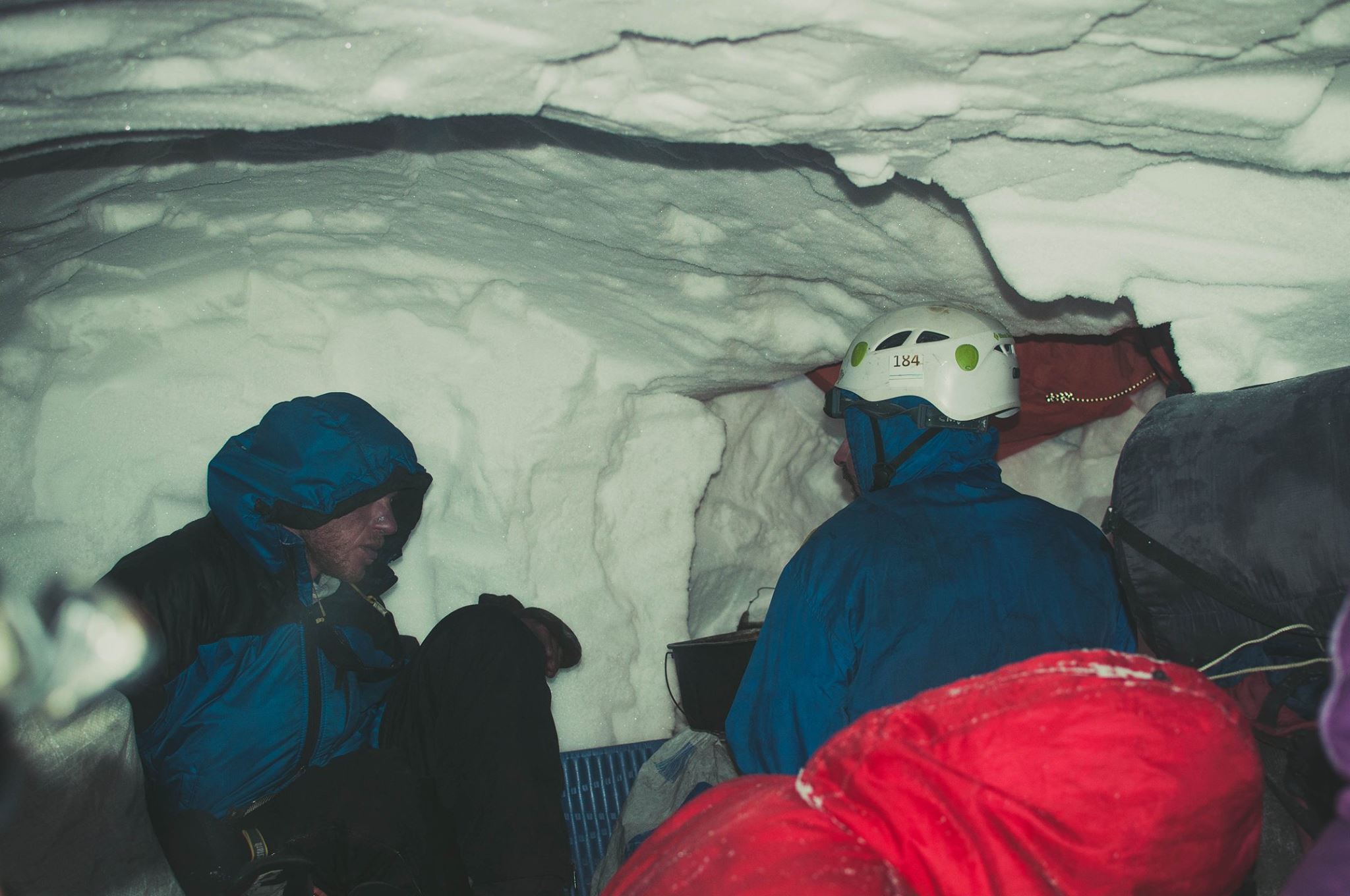 Ночевка в вырытой нами снежной пещере на высоте 7220м. Фото Александр Павлов