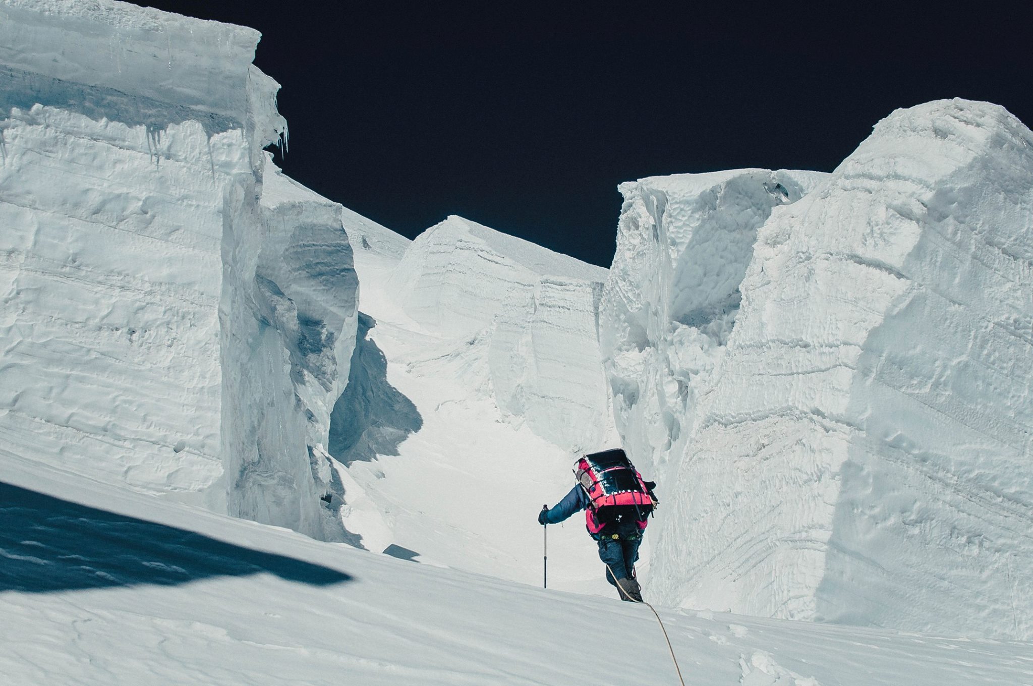 Крупноблочный ледопад на южном склоне юго-восточного гребня Сомони. Фото Александр Павлов