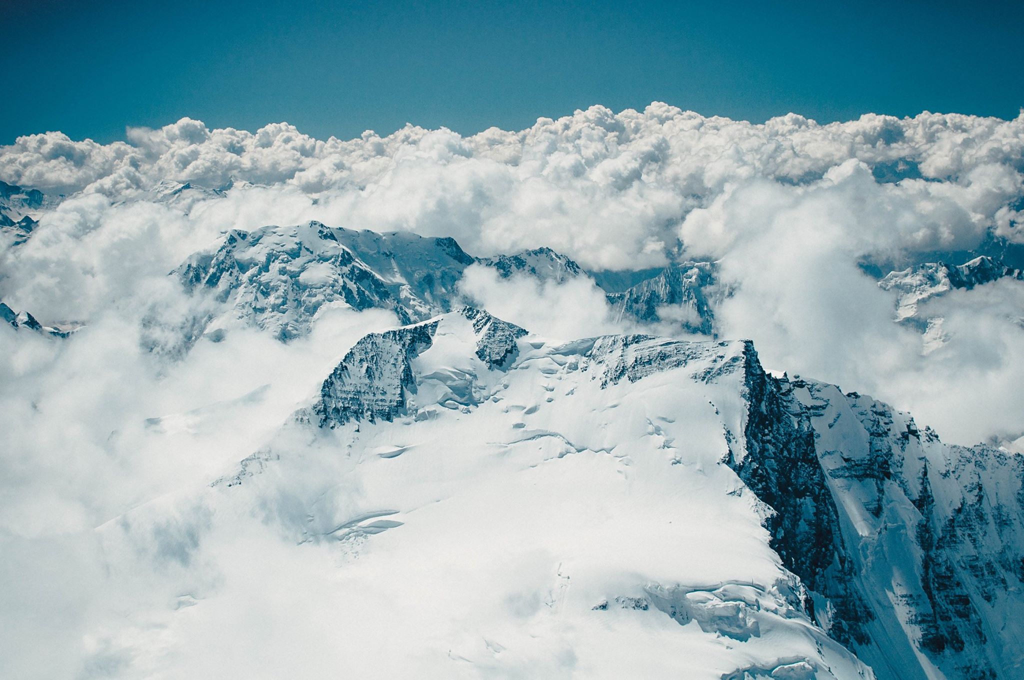 Вид практически с вершины на плато Правды и пик Гармо. Фото Александр Павлов