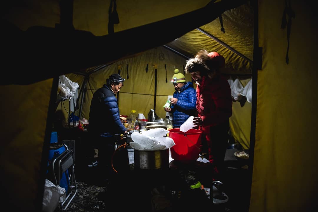 В нашем одиноком базовом лагере работают два повара, Йошт и я. Фото Daniel Hug