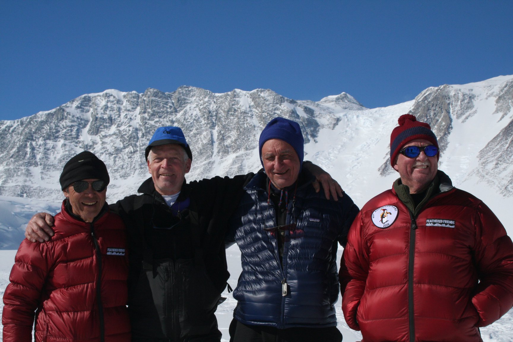 Эйчи Фукушима (Eiichi Fukushima), Джон Эванс (John Evans), Сэм Сильверштейн (Sam Silverstein) и  Брайан Мартс (Brian Marts) в базовом лагере массива Винсон,  декабрь 2006 года. Спустя 40 лет после того, как они совершили первовосхождение на вершину