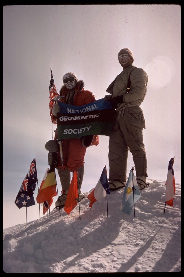 Джон Эванс (John Evans) и Пит Шонинг (Pete Schoening) в первом восхождении на вершину массива Винсон, 8 декабря 1966. года. Они разместили 12 флагов стран-членов Договора об Антарктике