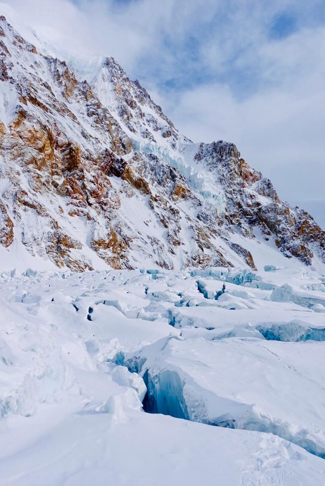 работа на леднике Гашербрум. Фото Simone Moro, Tamara Lunger