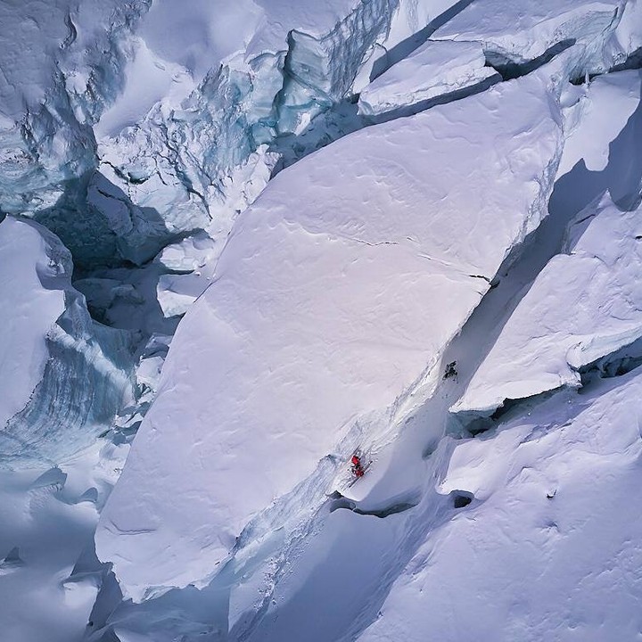 Симоне Моро (Simone Moro) и Тамара Лунгер (Tamara Lunger)  при переходе через трещину на леднике Гашербрум