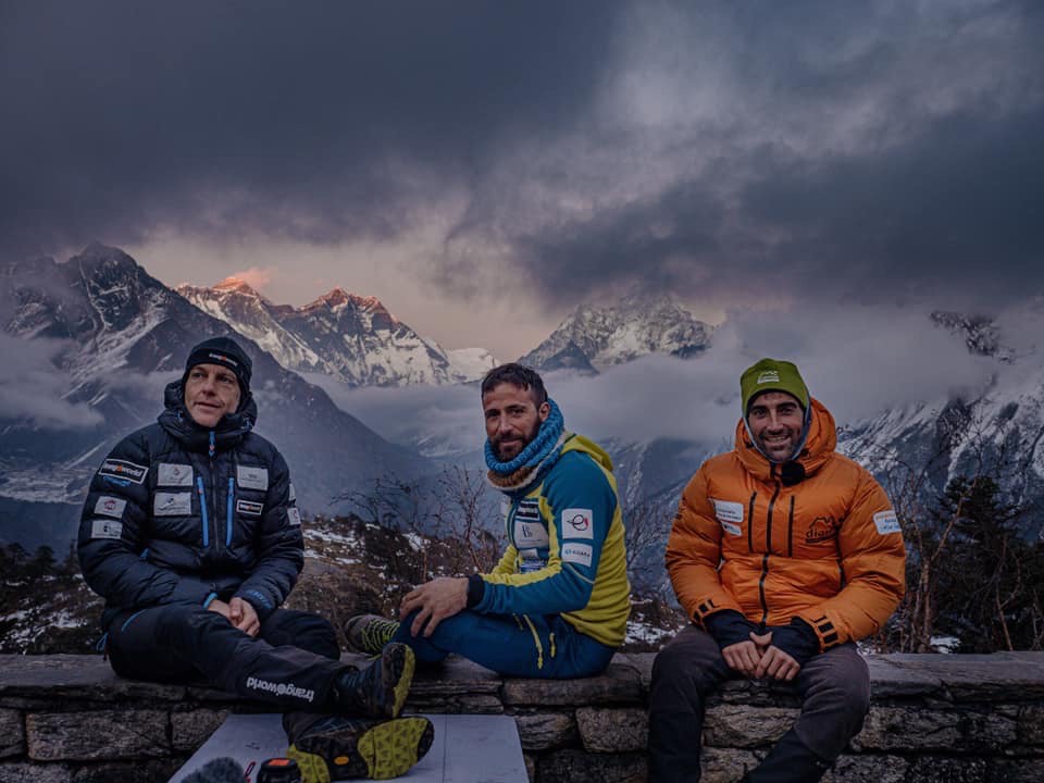 Алекс Тикон (Alex Txikon) (в центре на фото) с участниками экспедиции на фоне вершин долины Кхумбу. На заднем плане - вершина Ама-Даблам