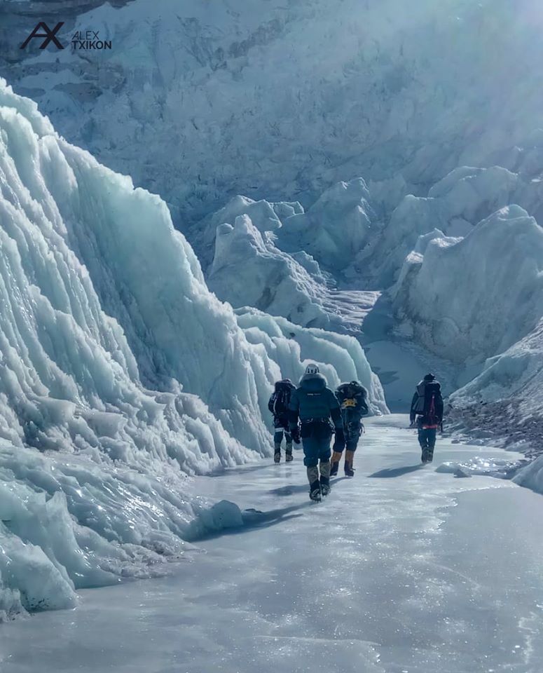  Команда Алекса Тикона (Alex Txikon) у ледопада Кхумбу. Фото Alex Txikon