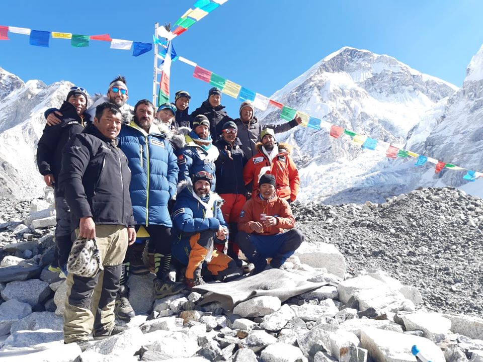 Команда в базовом лагере Эвереста. Фото Alex Txikon