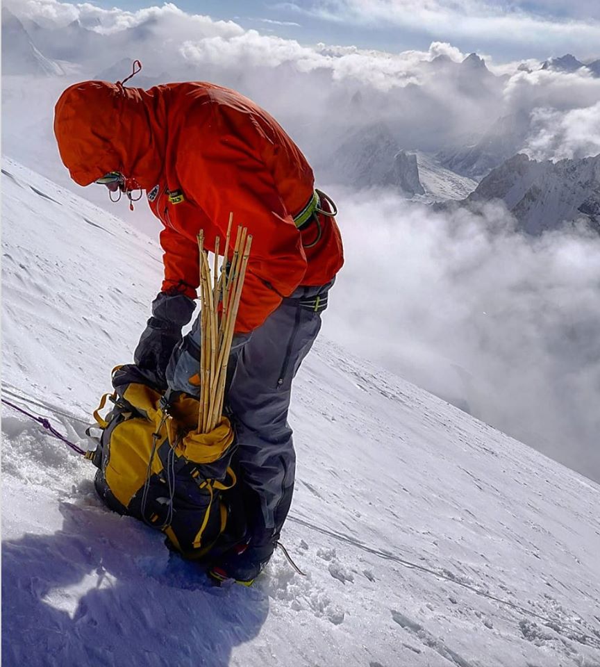 Денис Урубко на 7000 метрах на Броуд-Пик. Фото Don Bowie