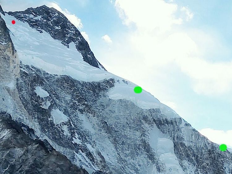 Красная точка - максимальная отметка на которую поднялся Денис Урубко на Броуд-Пик (7650 метров). Зеленые отметки - места установки высотных лагерей
