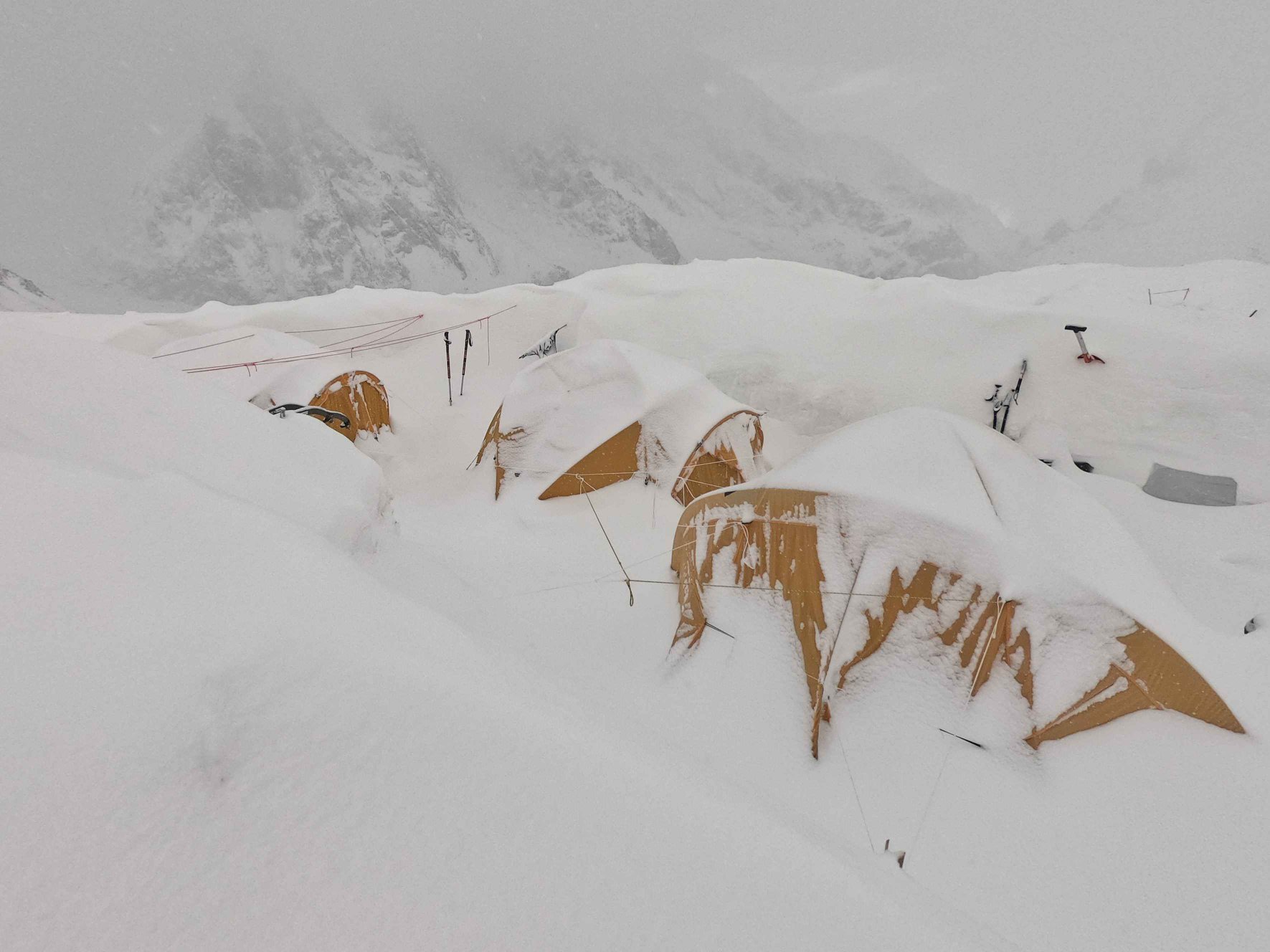 Базовый лагерь Батура Сар под снегом. Фото Piotr Tomala
