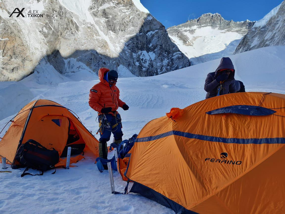 Команда Алекса Тикона (Alex Txikon) во втором высотном лагере на Эвересте. Фото Alex Txikon