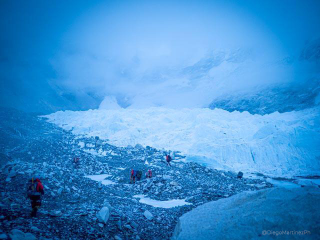 Команда Алекса Тикона (Alex Txikon) на выходе из базового лагеря на Эвересте. Фото Alex Txikon